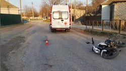 Лихач-бесправник на Ставрополье опрокинулся вместе с мотоциклом